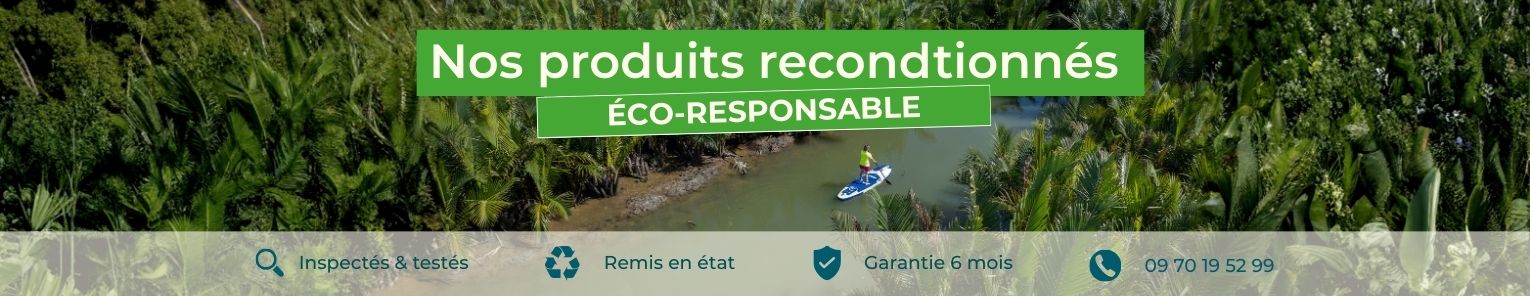 Un homme entrain de pagayer sur un stand up paddle dans une rivière à l'eau verte entre des palmiers en thailande.