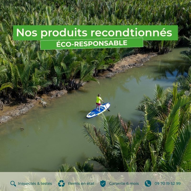 Un homme entrain de pagayer sur un stand up paddle dans une rivière à l'eau verte entre des palmiers en thailande