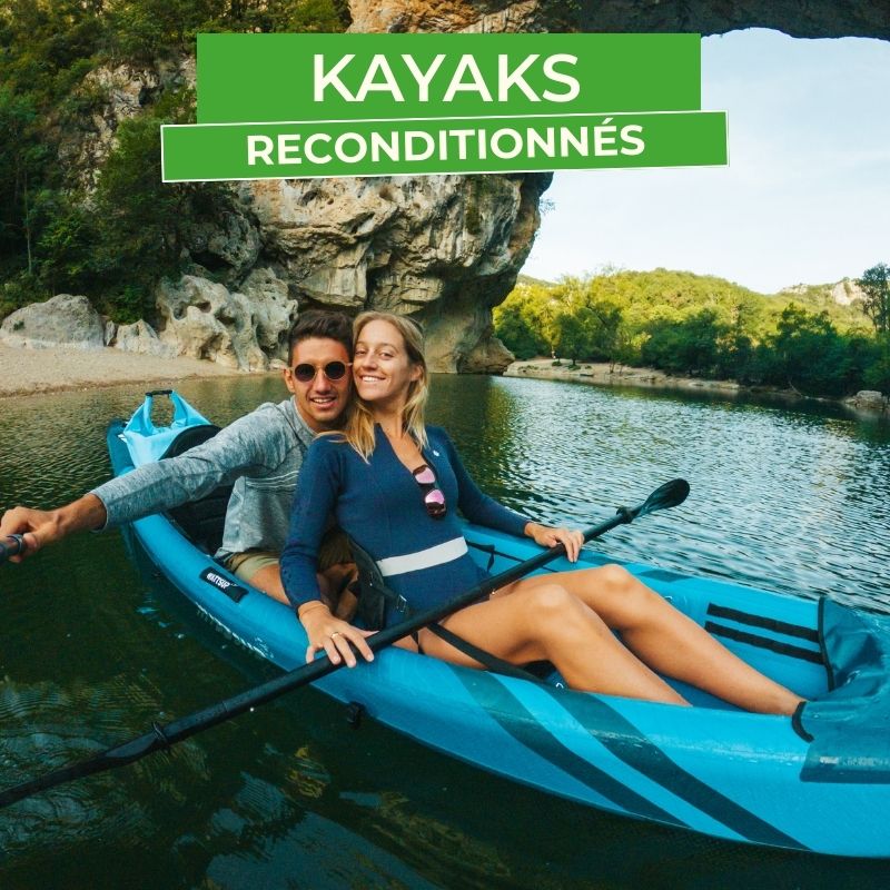 Jeune homme faisant du kayak dans une eau bleu turquoise claire