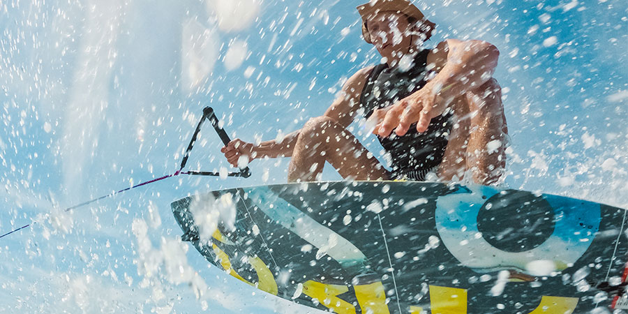 Un jeune homme entrain de faire du wakeboard