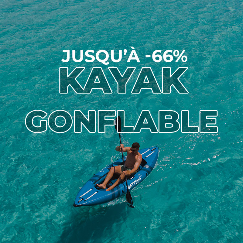 Jeune homme faisant du kayak dans une eau bleu turquoise claire