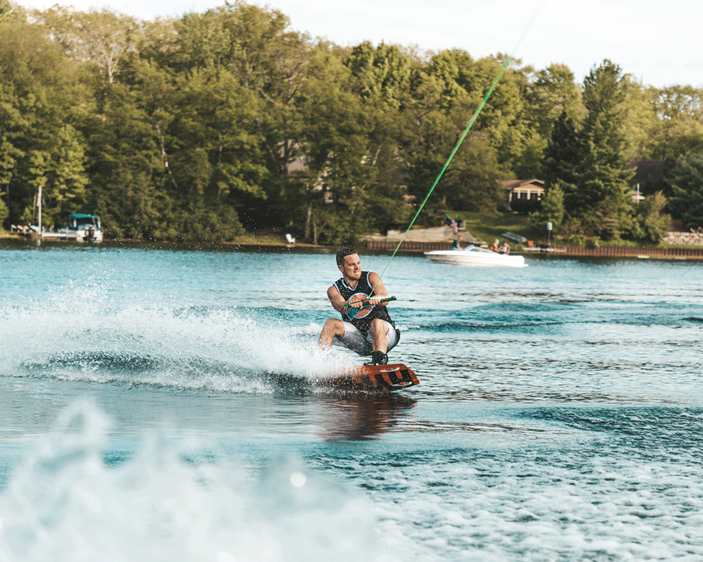 Homme en Wakeboard par câble